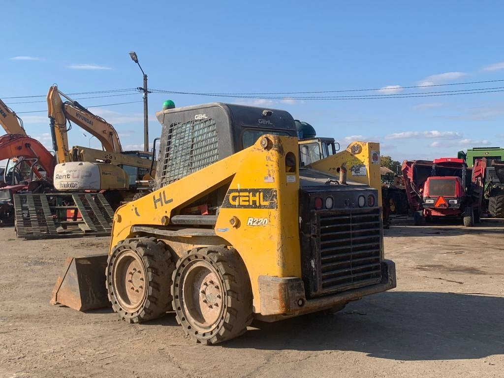 Gehl R 220 - Мини-погрузчик с бортовым поворотом: фото 3 Gehl R 220 - Мини-погрузчик с бортовым поворотом: фото 3