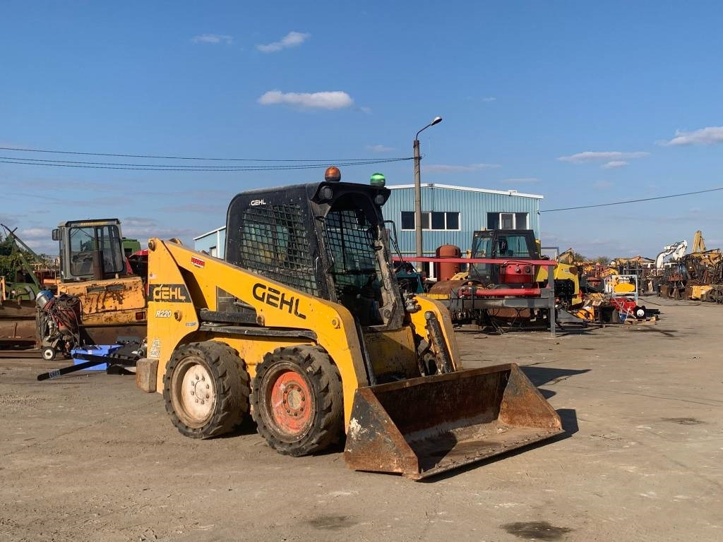 Gehl R 220 - Мини-погрузчик с бортовым поворотом: фото 4 Gehl R 220 - Мини-погрузчик с бортовым поворотом: фото 4