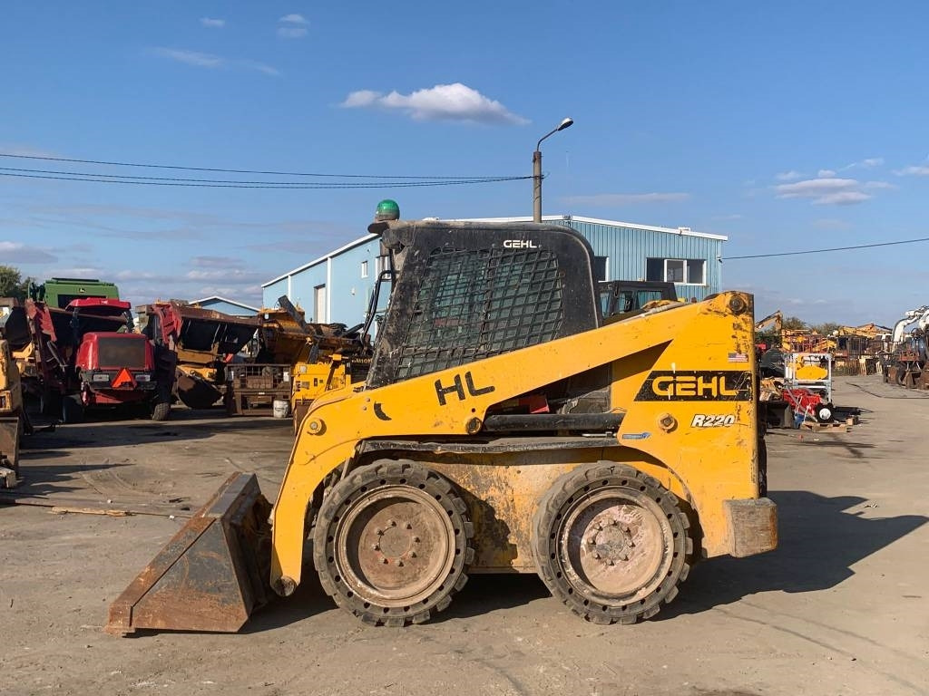 Gehl R 220 - Мини-погрузчик с бортовым поворотом: фото 2 Gehl R 220 - Мини-погрузчик с бортовым поворотом: фото 2