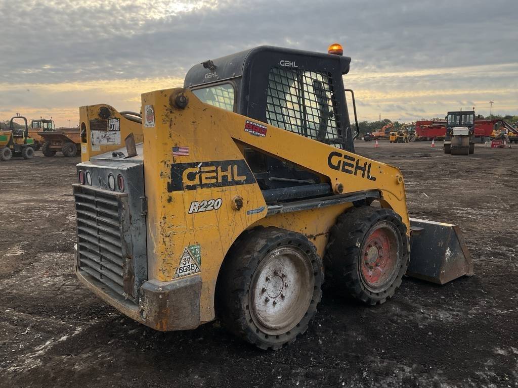 Gehl R 220 - Мини-погрузчик с бортовым поворотом: фото 4 Gehl R 220 - Мини-погрузчик с бортовым поворотом: фото 4