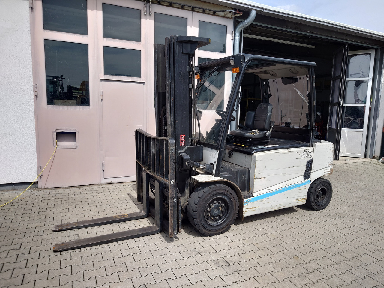 Hyundai 40B-9 - Электропогрузчик: фото 1 Hyundai 40B-9 - Электропогрузчик: фото 1