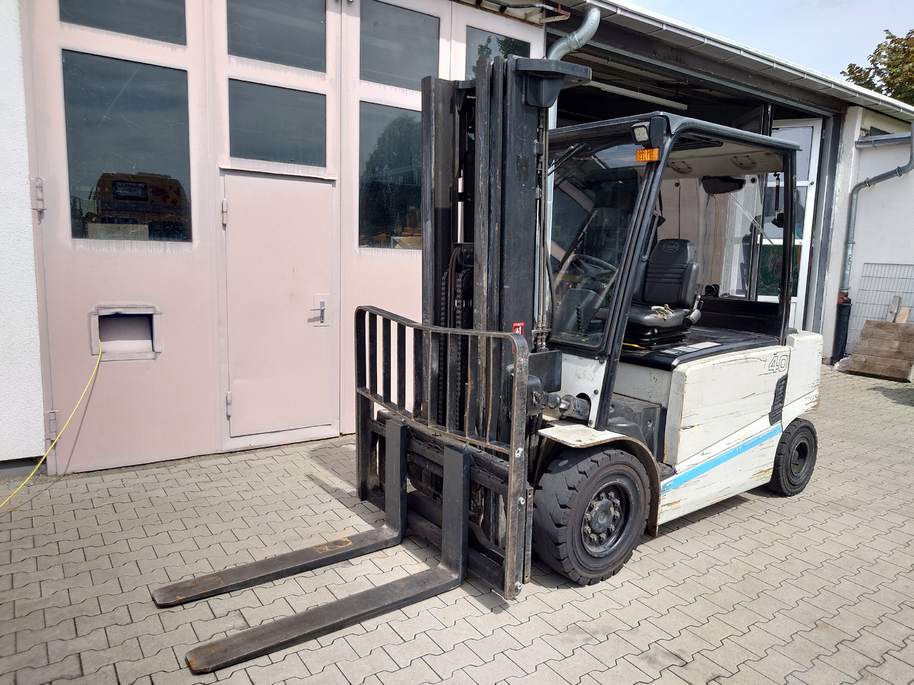 Hyundai 40B-9 - Электропогрузчик: фото 3 Hyundai 40B-9 - Электропогрузчик: фото 3