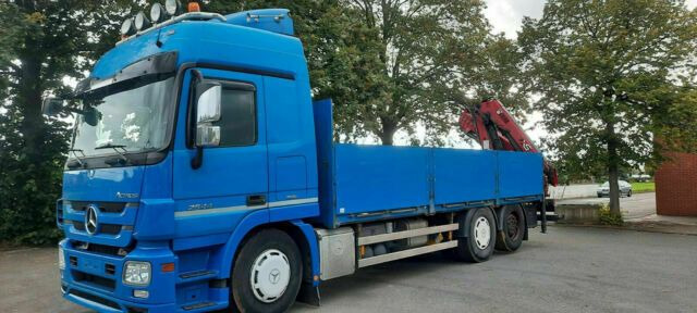 Mercedes-Benz 2544 Pritsche mit Kran Hiab XS am Heck - Грузовик бортовой/ Платформа, Автоманипулятор: фото 1 Mercedes-Benz 2544 Pritsche mit Kran Hiab XS am Heck - Грузовик бортовой/ Платформа, Автоманипулятор: фото 1