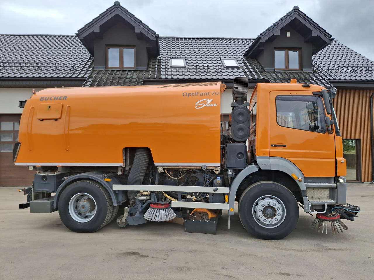 MERCEDES-BENZ Axor 1823 Zamiatarka Kehrmaschine BUCHER 2 Motoren Szczotki L/R Sweeper - Подметально-уборочная машина: фото 5 MERCEDES-BENZ Axor 1823 Zamiatarka Kehrmaschine BUCHER 2 Motoren Szczotki L/R Sweeper - Подметально-уборочная машина: фото 5