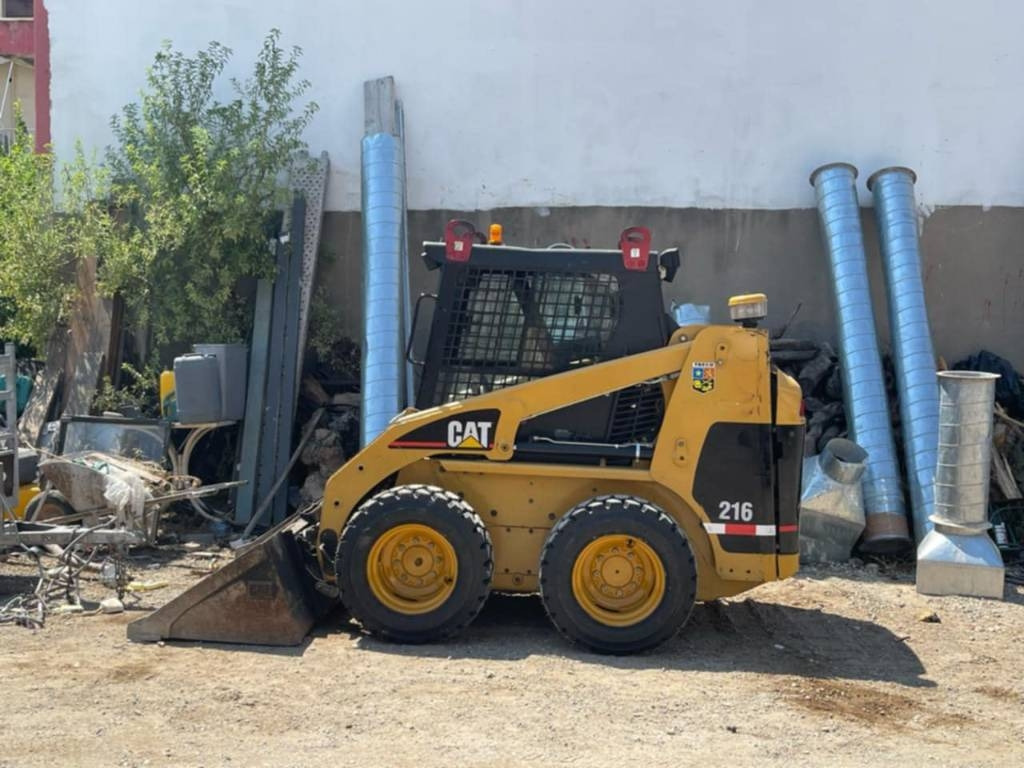 CAT 216  - Мини-погрузчик с бортовым поворотом: фото 1 CAT 216  - Мини-погрузчик с бортовым поворотом: фото 1