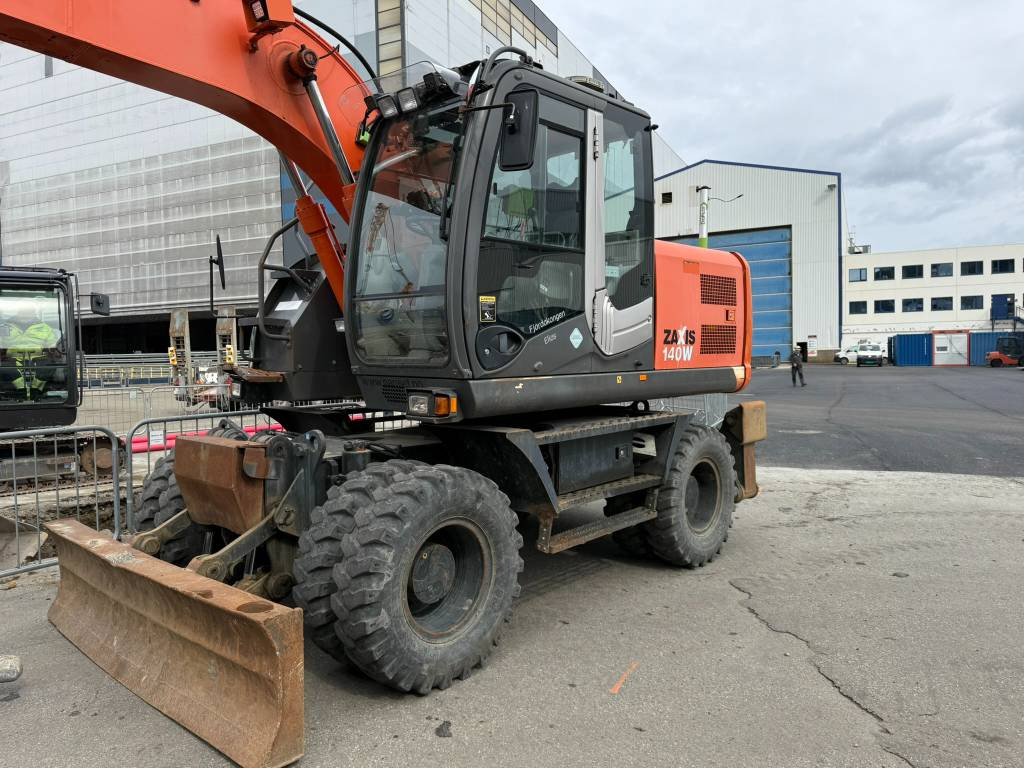 Hitachi ZX 140 W-3 - Колёсный экскаватор: фото 3 Hitachi ZX 140 W-3 - Колёсный экскаватор: фото 3
