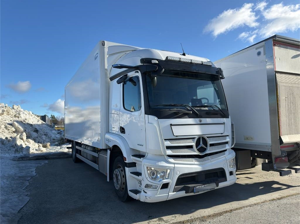 Mercedes-Benz Actros 1833 - Грузовик с закрытым кузовом: фото 1 Mercedes-Benz Actros 1833 - Грузовик с закрытым кузовом: фото 1