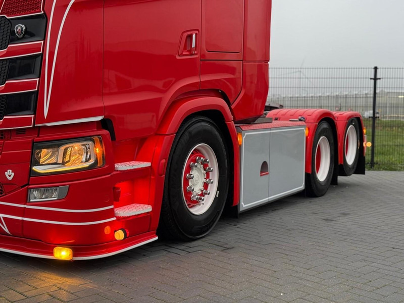 Scania S580 V8 NGS SHOW TRUCK, VOLLUCHT, SPECIAL INTERIOR, BOMVOL, ALS NIEUW. - Тягач: фото 4 Scania S580 V8 NGS SHOW TRUCK, VOLLUCHT, SPECIAL INTERIOR, BOMVOL, ALS NIEUW. - Тягач: фото 4