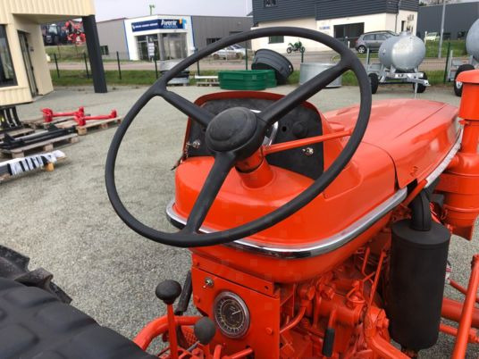 Renault SUPER 3 D tracteur à 8 500 € exo de tva - Трактор: фото 4 Renault SUPER 3 D tracteur à 8 500 € exo de tva - Трактор: фото 4