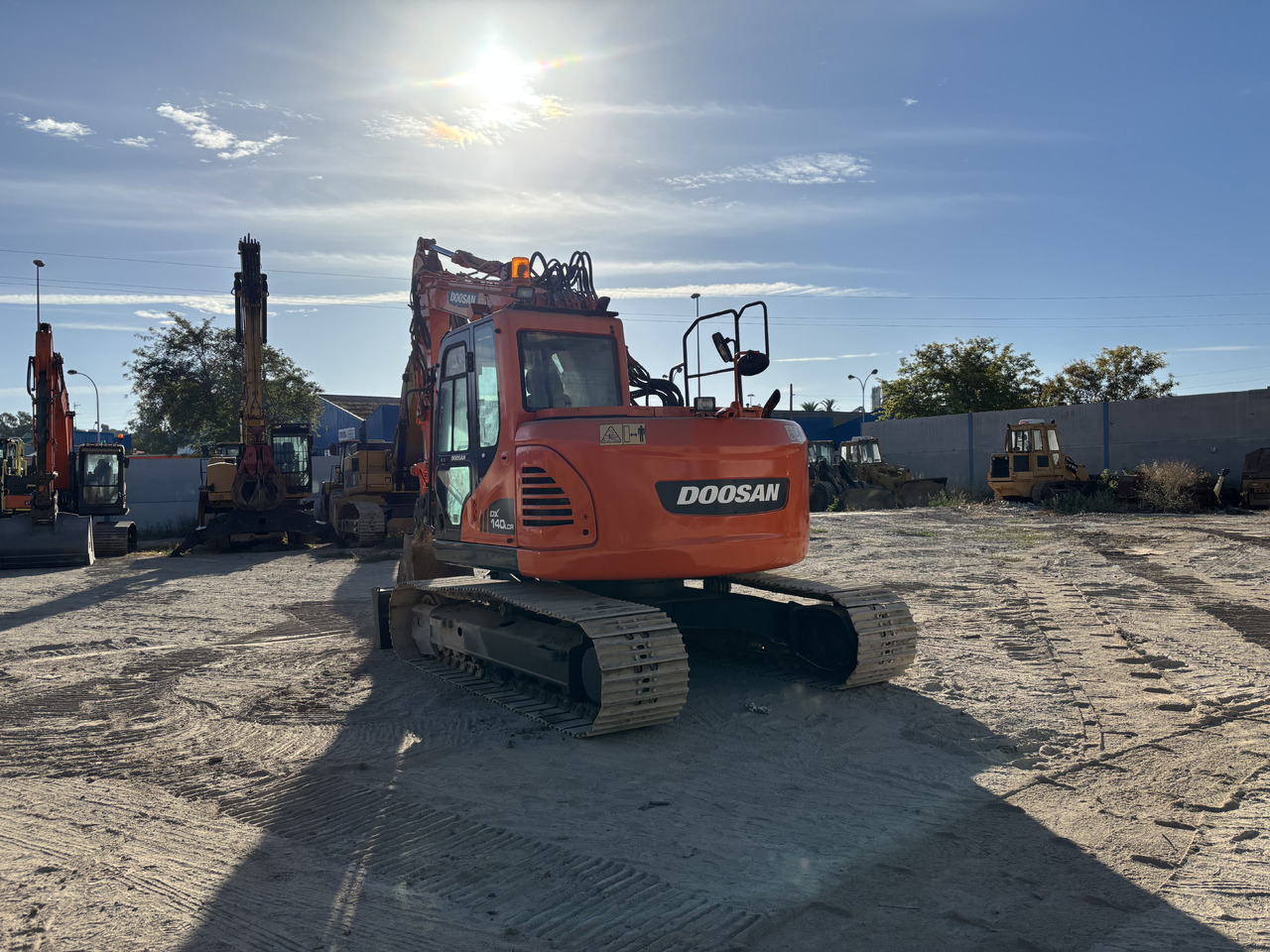 DOOSAN DX140-3 - Гусеничный экскаватор: фото 3 DOOSAN DX140-3 - Гусеничный экскаватор: фото 3