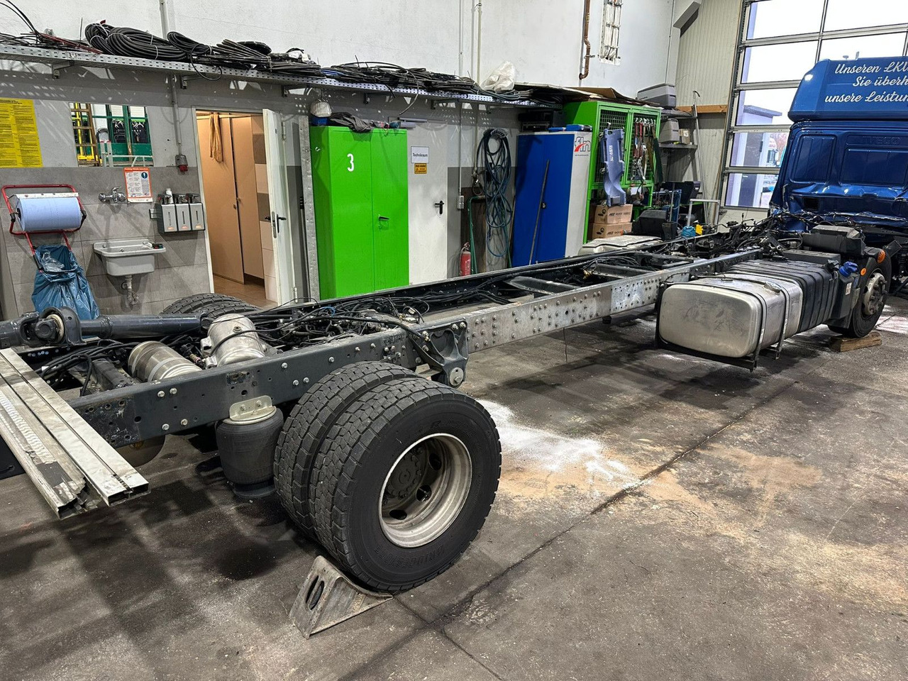 Iveco 110EL25 Unfallchassis ohne Motor/Getriebe - Грузовик-шасси: фото 1 Iveco 110EL25 Unfallchassis ohne Motor/Getriebe - Грузовик-шасси: фото 1