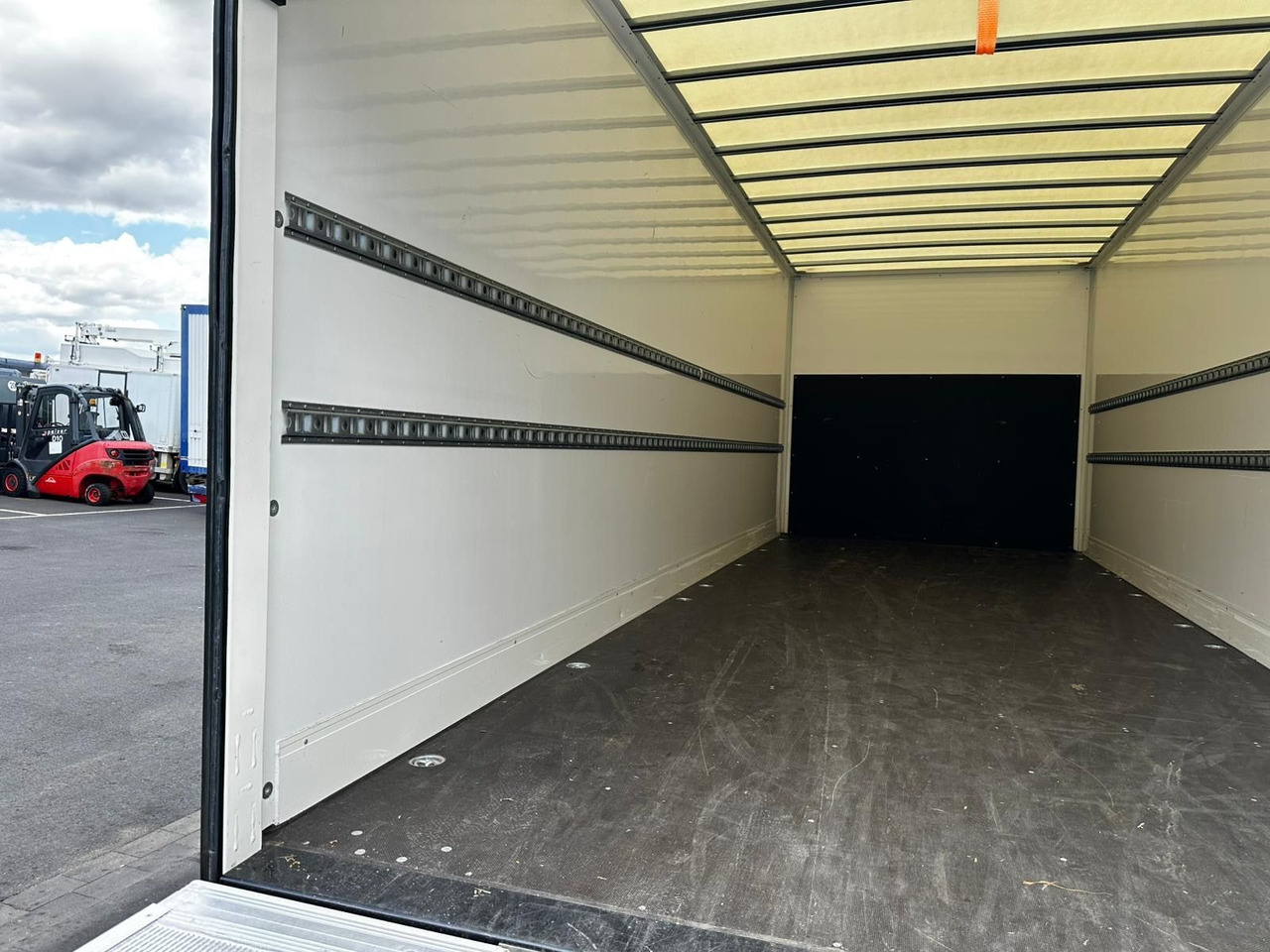 MAN TGL 12.250 /Ladebordwand/Automatik/Ahk - Грузовик с закрытым кузовом: фото 4 MAN TGL 12.250 /Ladebordwand/Automatik/Ahk - Грузовик с закрытым кузовом: фото 4