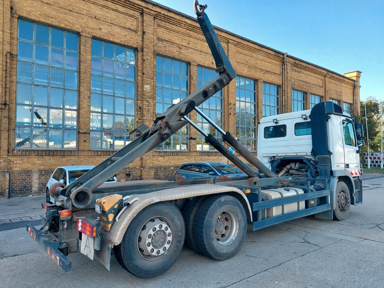 Mercedes-Benz Actros 6-Zyl. 2546 ABROLLKIPPER MEILER - Крюковой мультилифт: фото 1 Mercedes-Benz Actros 6-Zyl. 2546 ABROLLKIPPER MEILER - Крюковой мультилифт: фото 1