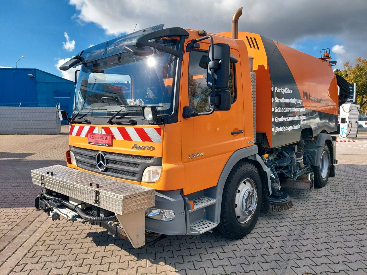 Mercedes-Benz Atego 2 6-Zyl. 4x2 1324 Schmidt SK 600 Klima - Подметально-уборочная машина: фото 1 Mercedes-Benz Atego 2 6-Zyl. 4x2 1324 Schmidt SK 600 Klima - Подметально-уборочная машина: фото 1