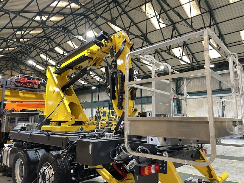 Inbiuro Mercedes Econic - Грузовик с подъемником: фото 1 Inbiuro Mercedes Econic - Грузовик с подъемником: фото 1