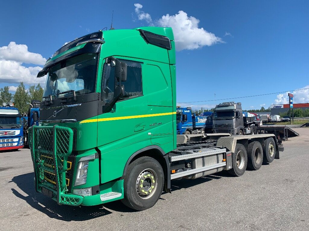 VOLVO FH13 540 8x4*4 - Грузовик-шасси: фото 1 VOLVO FH13 540 8x4*4 - Грузовик-шасси: фото 1