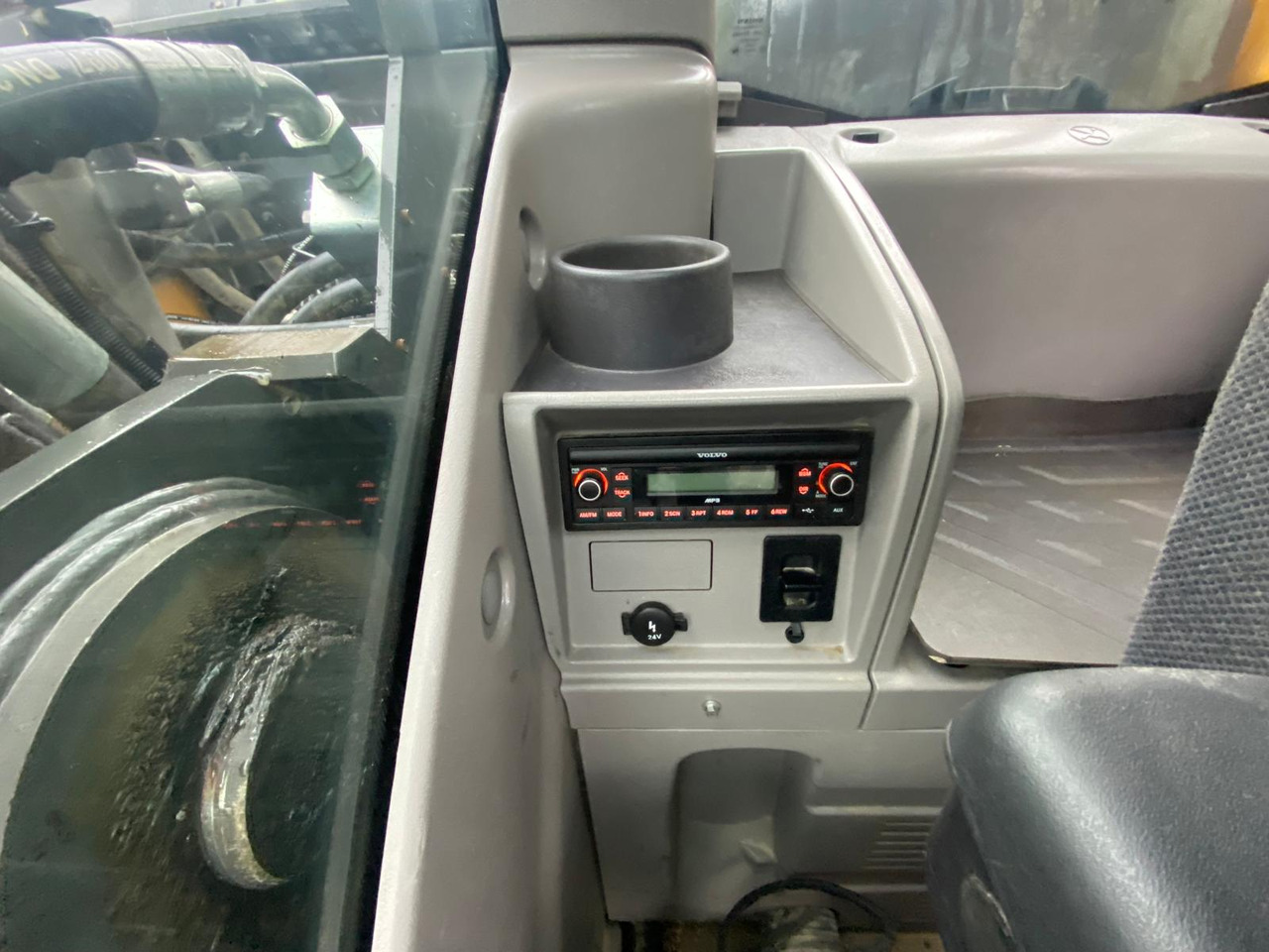 Гусеничный экскаватор Volvo EC300: фото 40