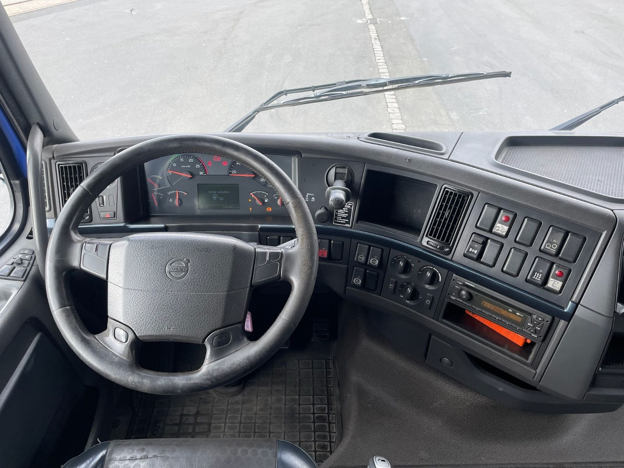 Фото интерьера 1: Тентованный грузовик Volvo FH 460 EEV Dreiseiten-Getreidekipper/gel. NLA/AC