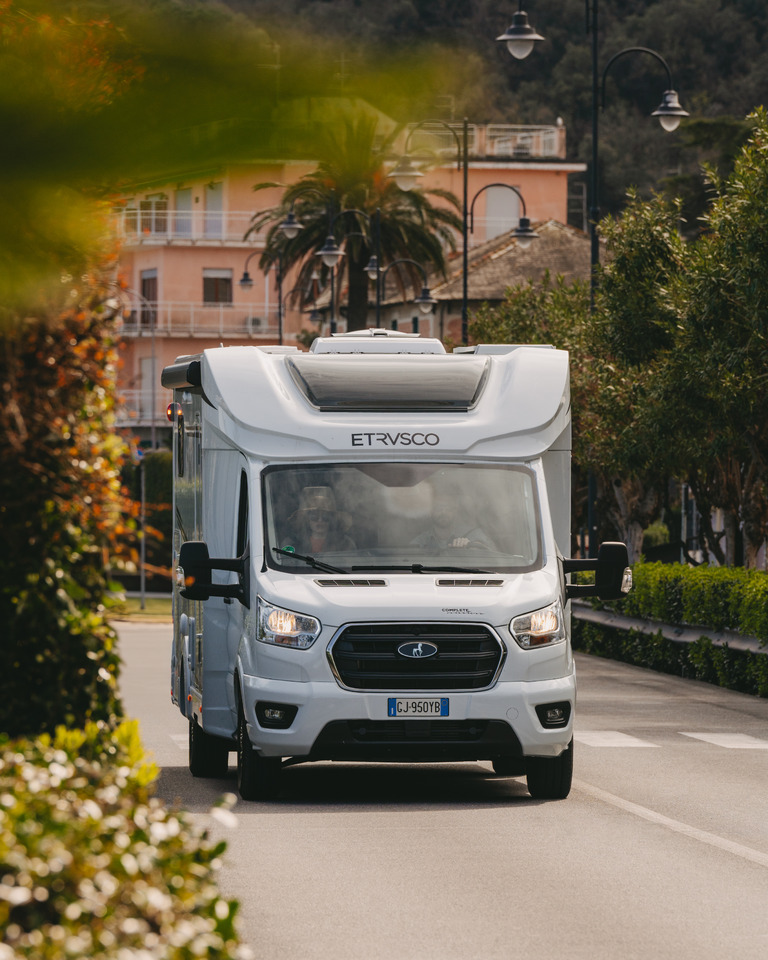 ETRUSCO Etrusco T 7.3 SF - Полуинтегрированный автодом: фото 1 ETRUSCO Etrusco T 7.3 SF - Полуинтегрированный автодом: фото 1