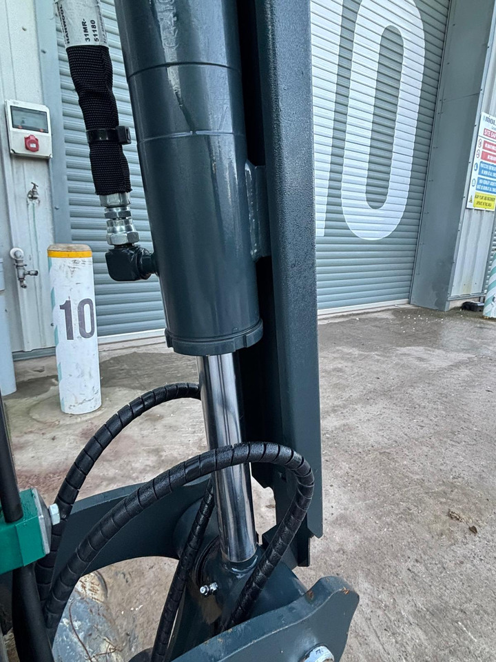 Мини-экскаватор Hyundai HX25AZ: фото 10 Мини-экскаватор Hyundai HX25AZ: фото 10