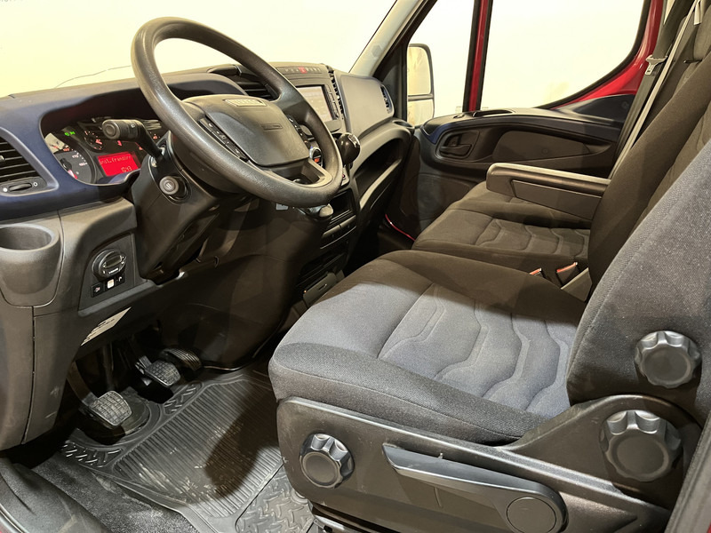 Фото интерьера 2: Iveco Daily 35C16 Open Laadbak / HMF Kraan / Euro 6 / Compressor / Trekhaak 3500 KG / Airco / Cruise Control / 3-Zits / 69.100 KM !! / BPM VRIJ !! в лизинг Iveco Daily 35C16 Open Laadbak / HMF Kraan / Euro 6 / Compressor / Trekhaak 3500 KG / Airco / Cruise Control / 3-Zits / 69.100 KM !! / BPM VRIJ !!
