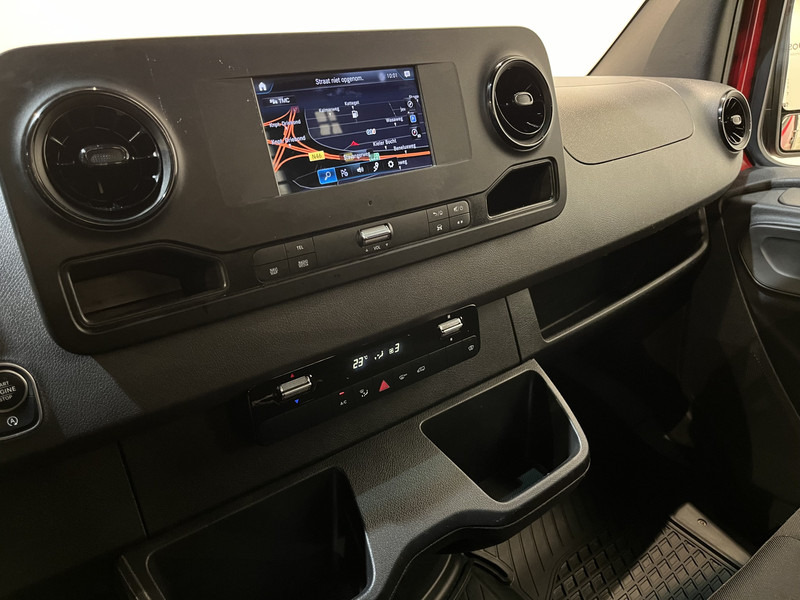 Mercedes-Benz Sprinter 317 CDI L2 RWD Automaat Open Laadbak / Euro 6 / Trekhaak 3500 KG / Airco / Cruise Control / CarPlay / Navigatie / 64.150 KM !! / BPM VRIJ !! - Малотоннажный бортовой грузовик: фото 5 Mercedes-Benz Sprinter 317 CDI L2 RWD Automaat Open Laadbak / Euro 6 / Trekhaak 3500 KG / Airco / Cruise Control / CarPlay / Navigatie / 64.150 KM !! / BPM VRIJ !! - Малотоннажный бортовой грузовик: фото 5