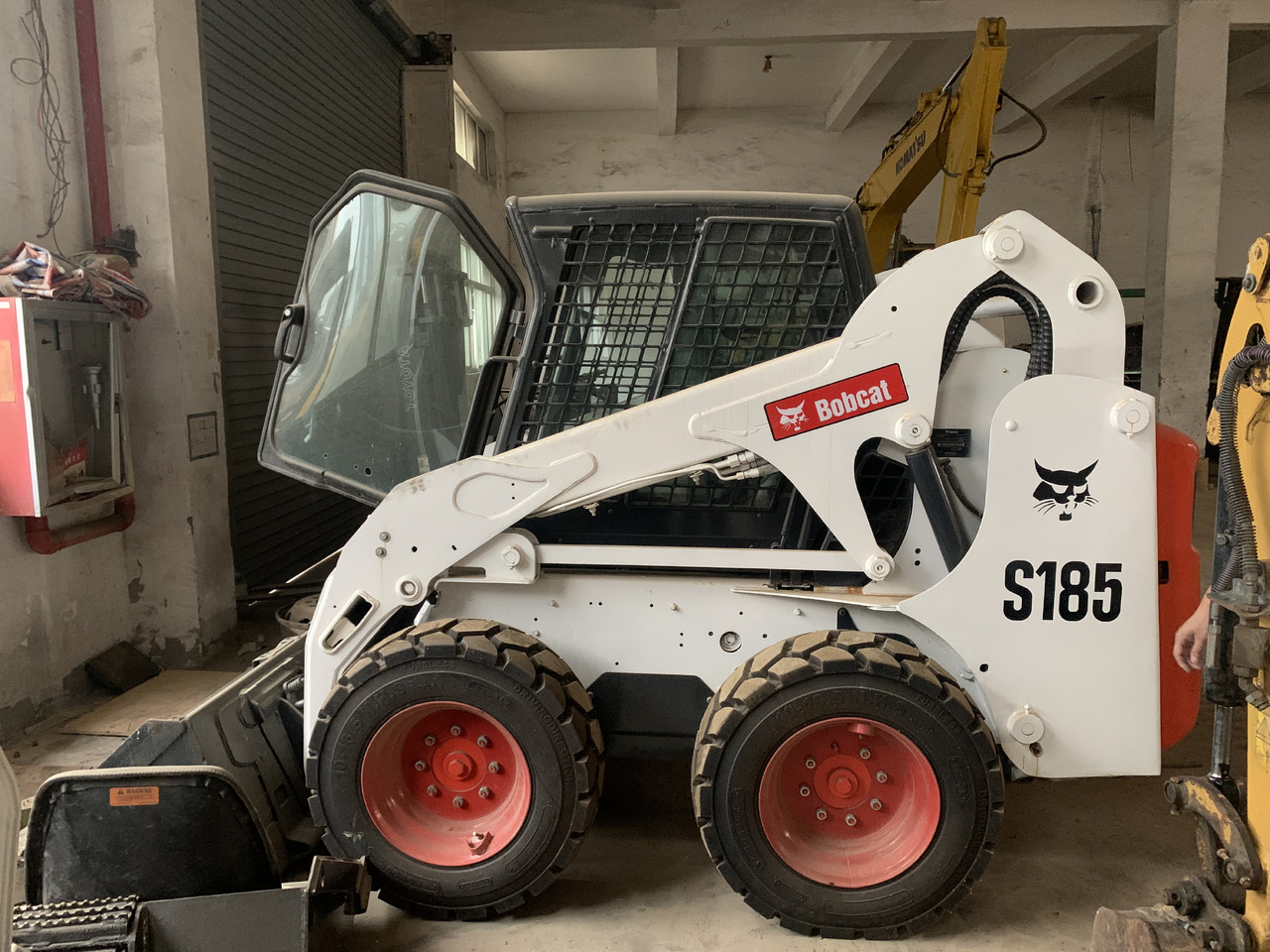 BOBCAT S185 - Мини-погрузчик с бортовым поворотом: фото 2 BOBCAT S185 - Мини-погрузчик с бортовым поворотом: фото 2