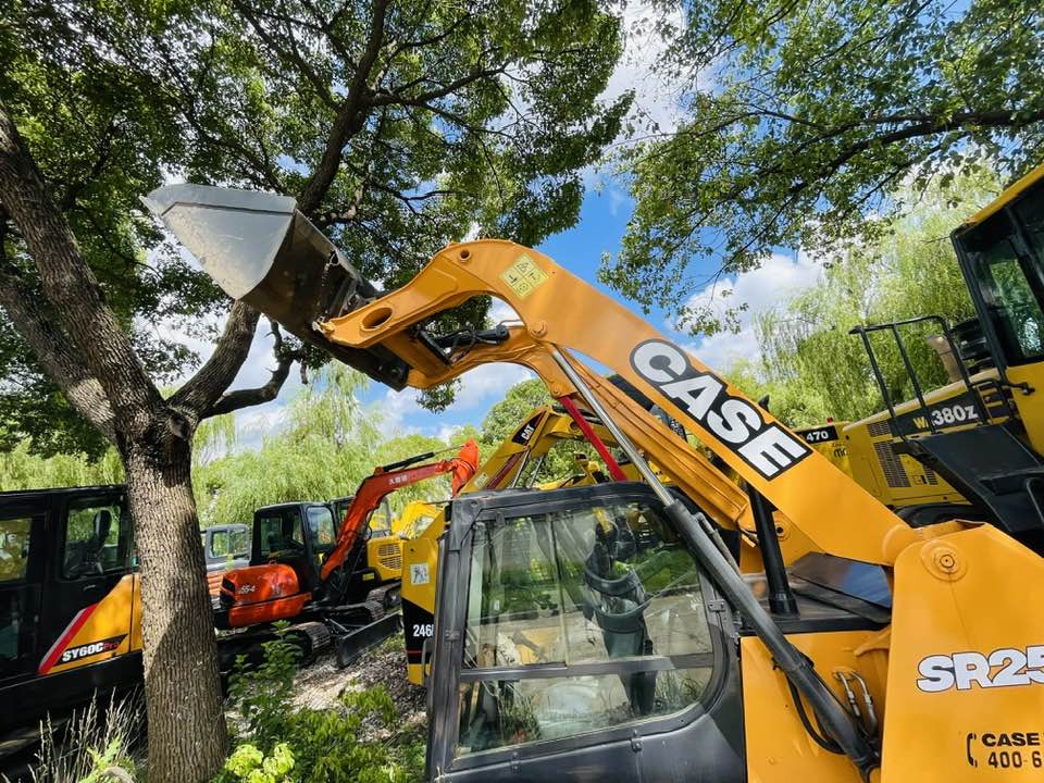 CASE SR250 - Мини-погрузчик с бортовым поворотом: фото 1 CASE SR250 - Мини-погрузчик с бортовым поворотом: фото 1