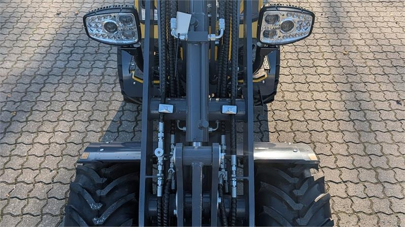 Компактный фронтальный погрузчик Eurotrac W11: фото 8