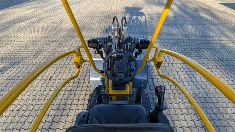 Компактный фронтальный погрузчик Eurotrac W11: фото 10