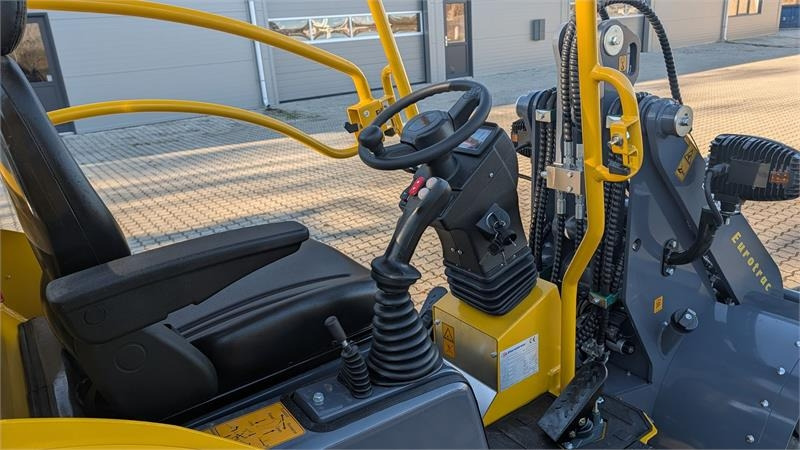 Компактный фронтальный погрузчик Eurotrac W11: фото 11