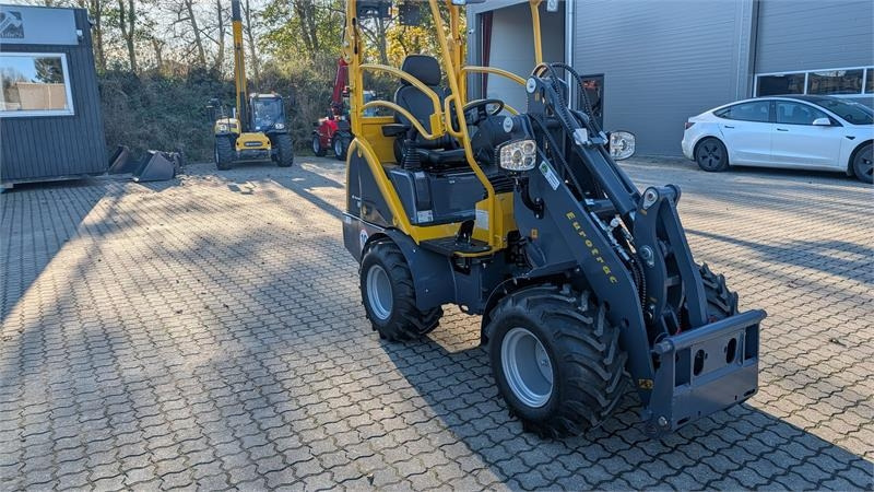 Компактный фронтальный погрузчик Eurotrac W11: фото 7