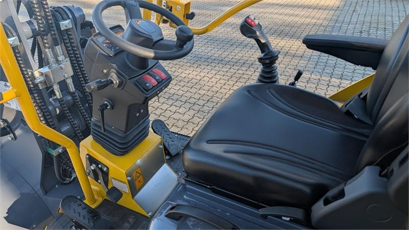 Компактный фронтальный погрузчик Eurotrac W11: фото 9