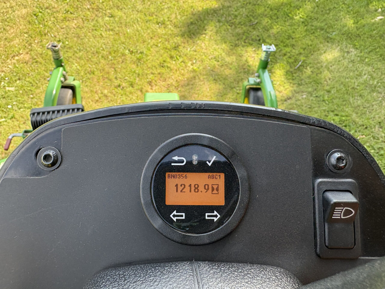 John Deere 1570 Out-Front Mower - Газонокосилка: фото 5 John Deere 1570 Out-Front Mower - Газонокосилка: фото 5