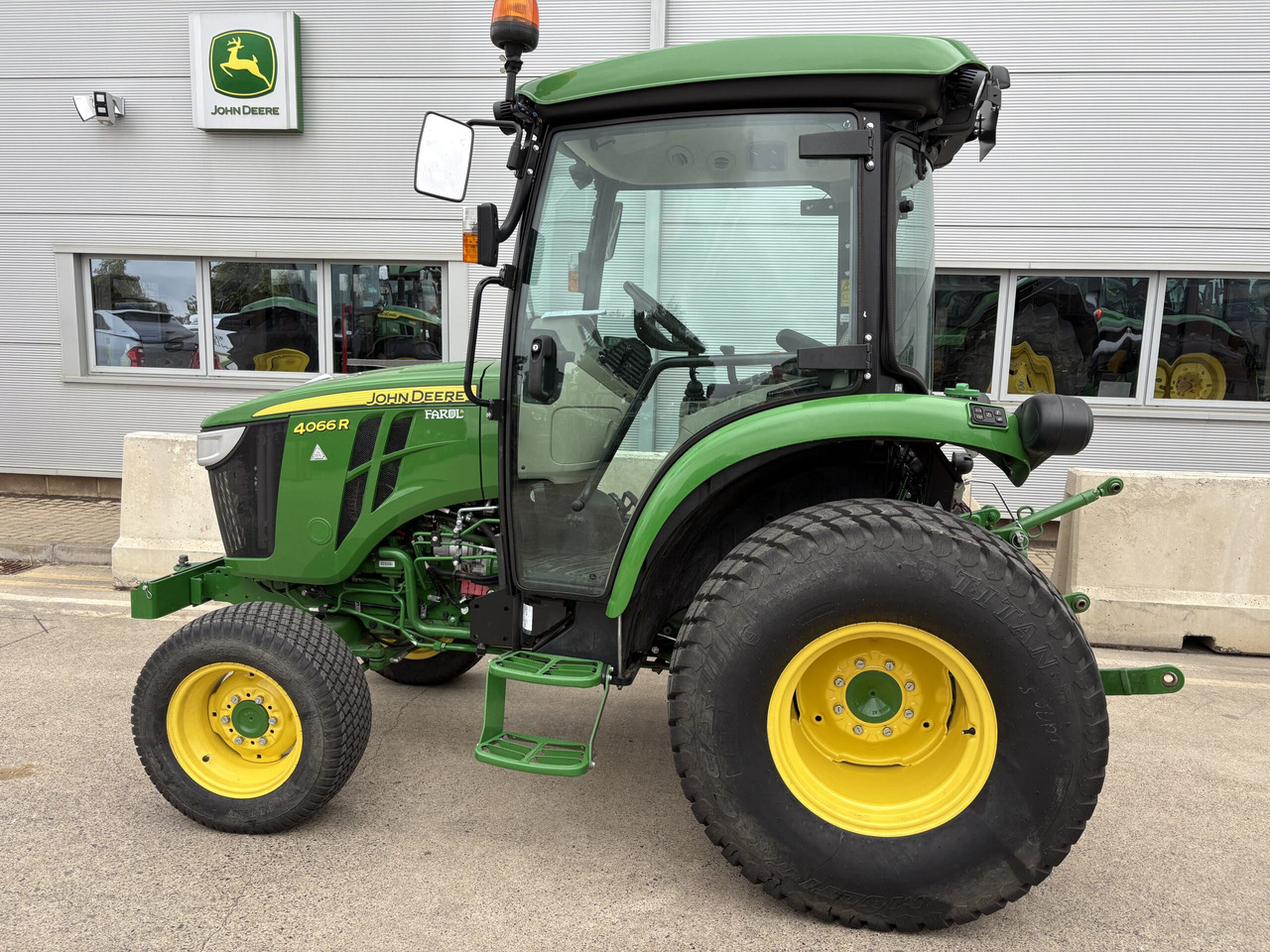 John Deere 4066R Compact Tractor - Минитрактор: фото 1 John Deere 4066R Compact Tractor - Минитрактор: фото 1