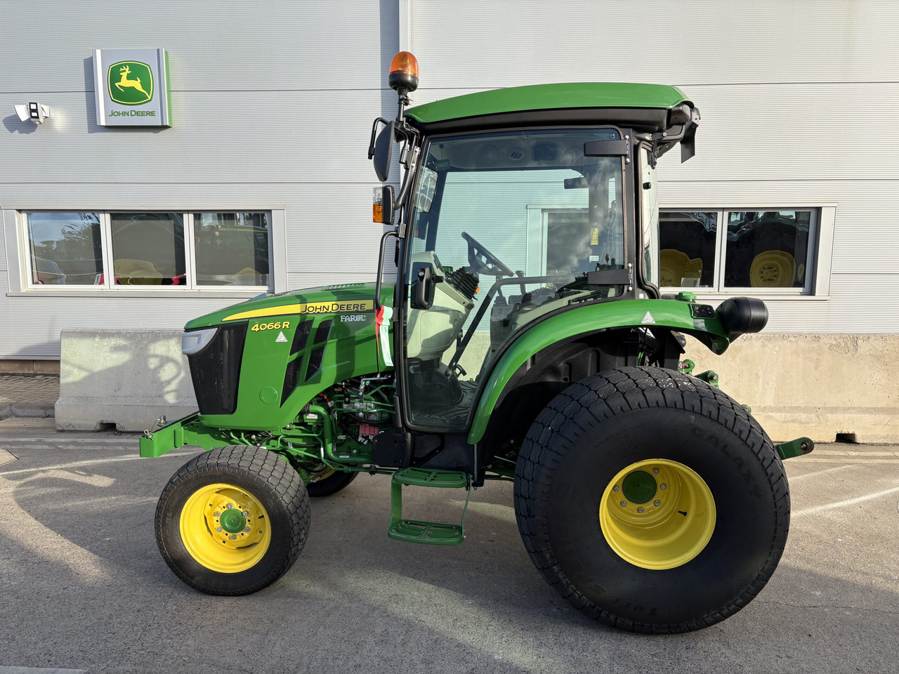 John Deere 4066R Compact Tractor - Минитрактор: фото 1 John Deere 4066R Compact Tractor - Минитрактор: фото 1