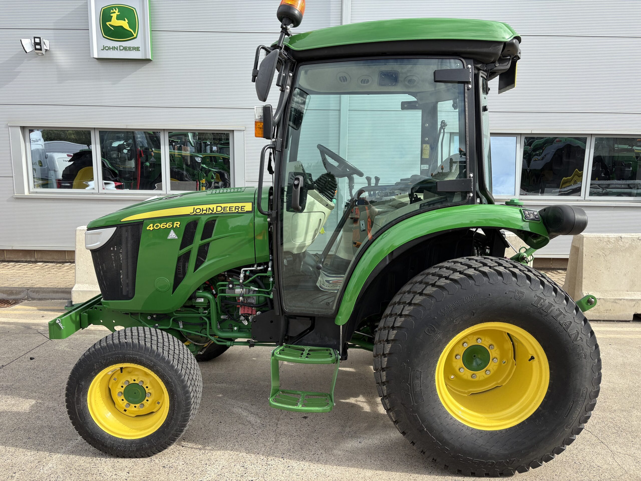 John Deere 4066R Compact Tractor - Минитрактор: фото 1 John Deere 4066R Compact Tractor - Минитрактор: фото 1