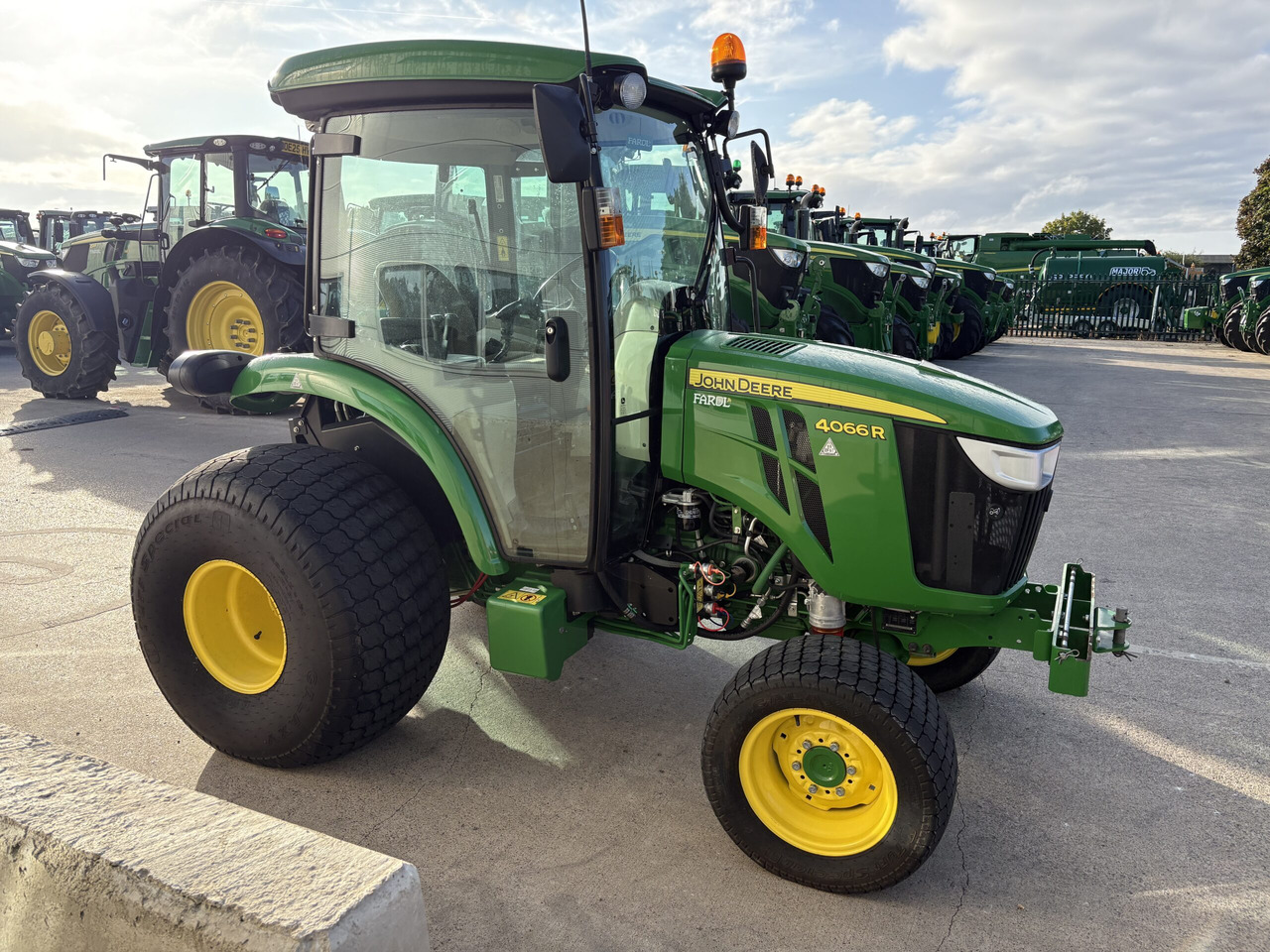 John Deere 4066R Compact Tractor - Минитрактор: фото 2 John Deere 4066R Compact Tractor - Минитрактор: фото 2