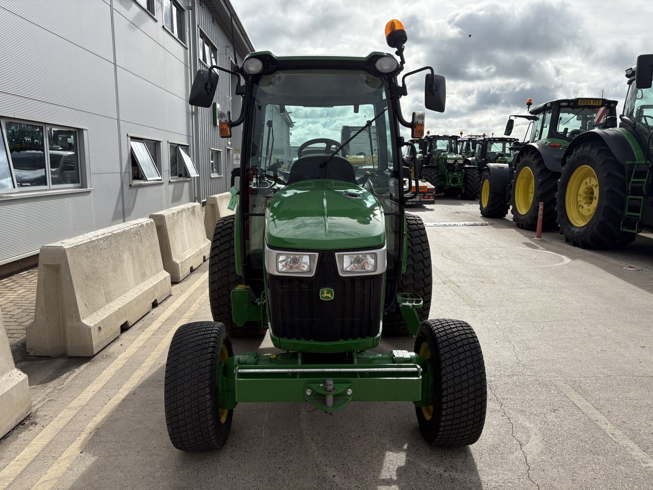 John Deere 4066R Compact Tractor - Минитрактор: фото 2 John Deere 4066R Compact Tractor - Минитрактор: фото 2