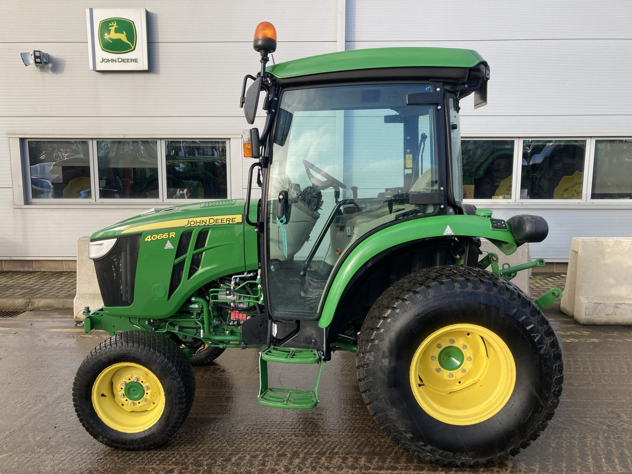 John Deere 4066R Compact Tractor - Минитрактор: фото 2 John Deere 4066R Compact Tractor - Минитрактор: фото 2