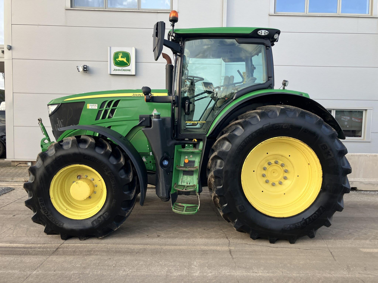 John Deere 6215R - Трактор: фото 2 John Deere 6215R - Трактор: фото 2