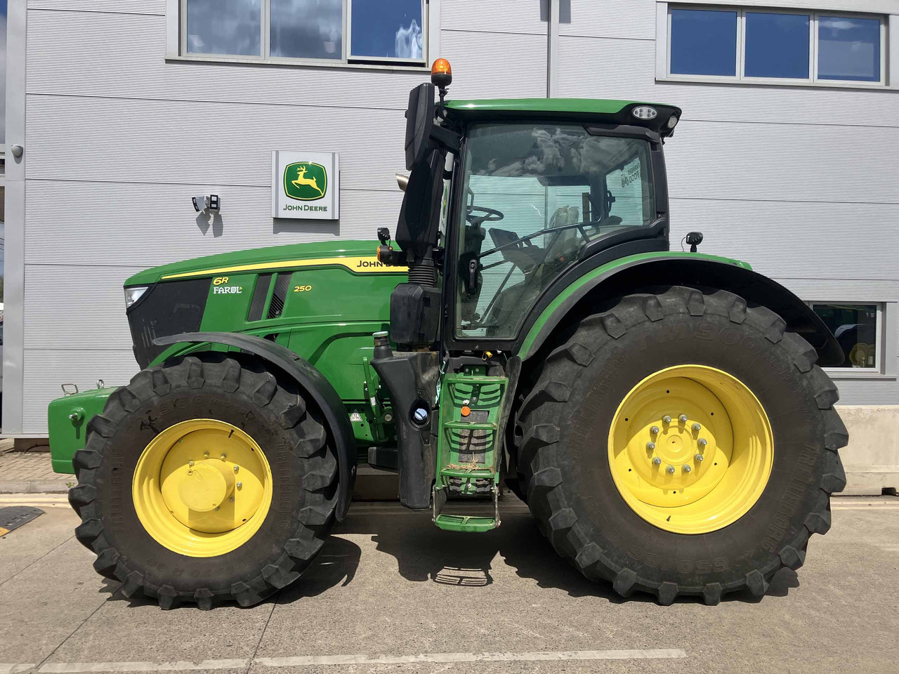 John Deere 6R 250 - Трактор: фото 2 John Deere 6R 250 - Трактор: фото 2