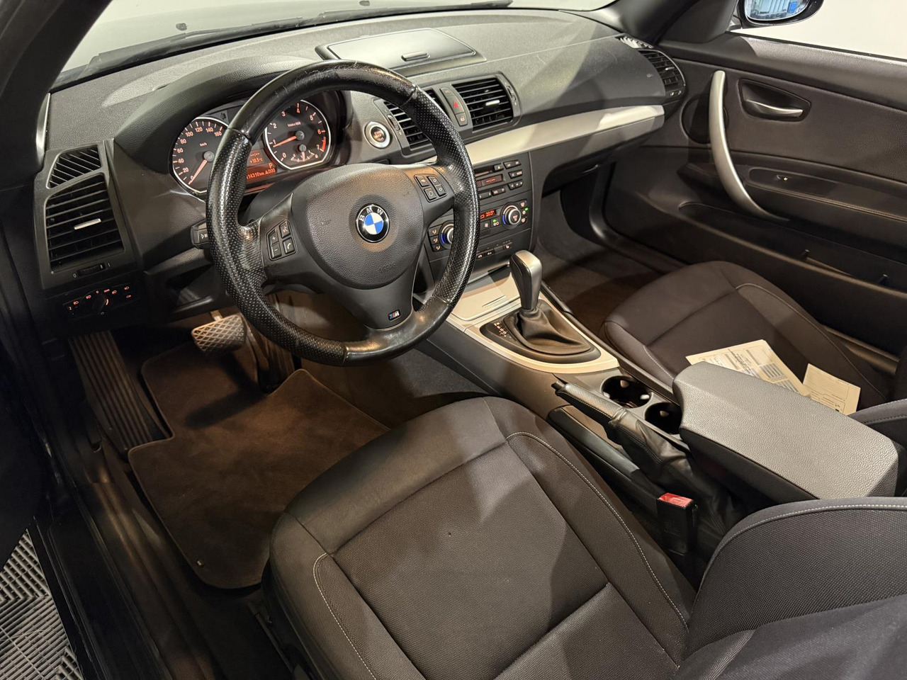 BMW | 1-serie Cabrio | 118i High Executive | 2009 | 114.310 km | 43HZT4 | Logisch - Легковой автомобиль: фото 3 BMW | 1-serie Cabrio | 118i High Executive | 2009 | 114.310 km | 43HZT4 | Logisch - Легковой автомобиль: фото 3