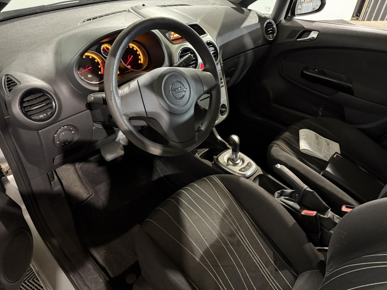 Opel | Corsa | 1.2-16V Cosmo Automaat | 2009 | 245.713 km | 45TJL8 | Geen oordeel - Хэтчбек: фото 3 Opel | Corsa | 1.2-16V Cosmo Automaat | 2009 | 245.713 km | 45TJL8 | Geen oordeel - Хэтчбек: фото 3
