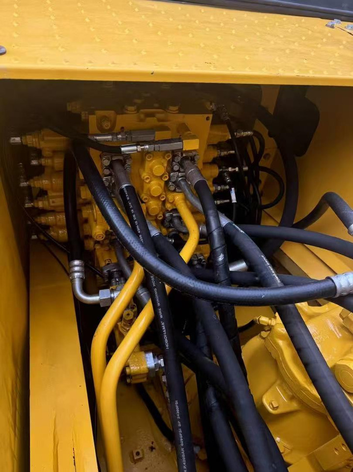 KOMATSU PC220 - Гусеничный экскаватор: фото 4 KOMATSU PC220 - Гусеничный экскаватор: фото 4