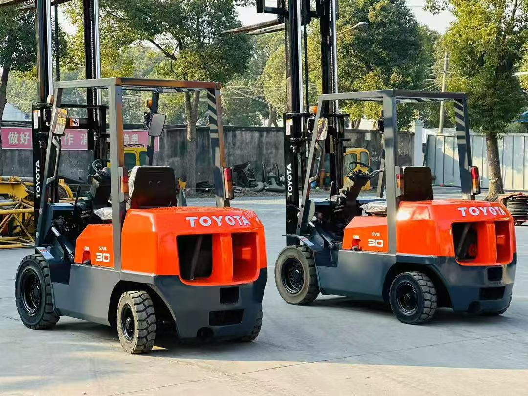 TOYOTA 30 - Дизельный погрузчик: фото 1 TOYOTA 30 - Дизельный погрузчик: фото 1