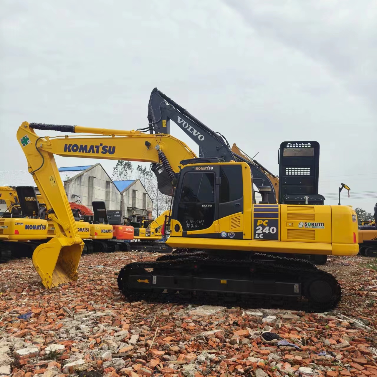 KOMATSU PC240 - Гусеничный экскаватор: фото 2 KOMATSU PC240 - Гусеничный экскаватор: фото 2