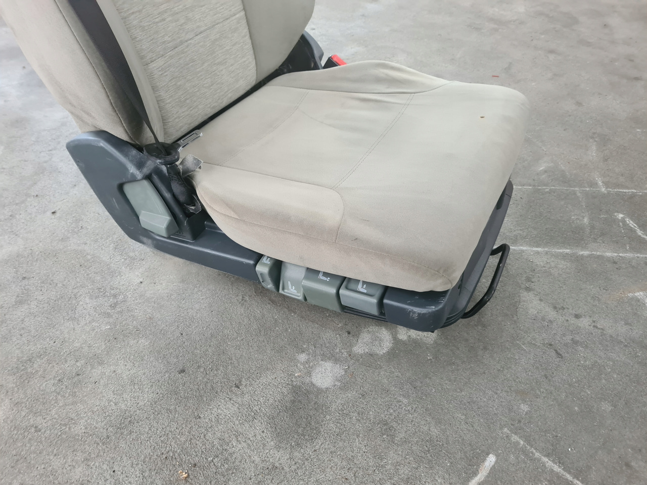 RENAULT FOTEL PNEUMATYCZNY PRAWY SIEDZENIE PASAŻERA RENAULT PREMIUM MIDLUM DXI - Сиденье для Грузовиков: фото 5 RENAULT FOTEL PNEUMATYCZNY PRAWY SIEDZENIE PASAŻERA RENAULT PREMIUM MIDLUM DXI - Сиденье для Грузовиков: фото 5