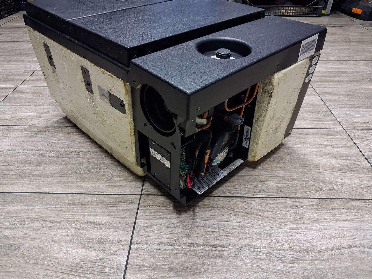 RENAULT LODÓWKA CHŁODZIARKA ORYGINAŁ RENAULT GAMA T HIGH WYSOKA KABINA - Кабина и интерьер для Грузовиков: фото 4 RENAULT LODÓWKA CHŁODZIARKA ORYGINAŁ RENAULT GAMA T HIGH WYSOKA KABINA - Кабина и интерьер для Грузовиков: фото 4