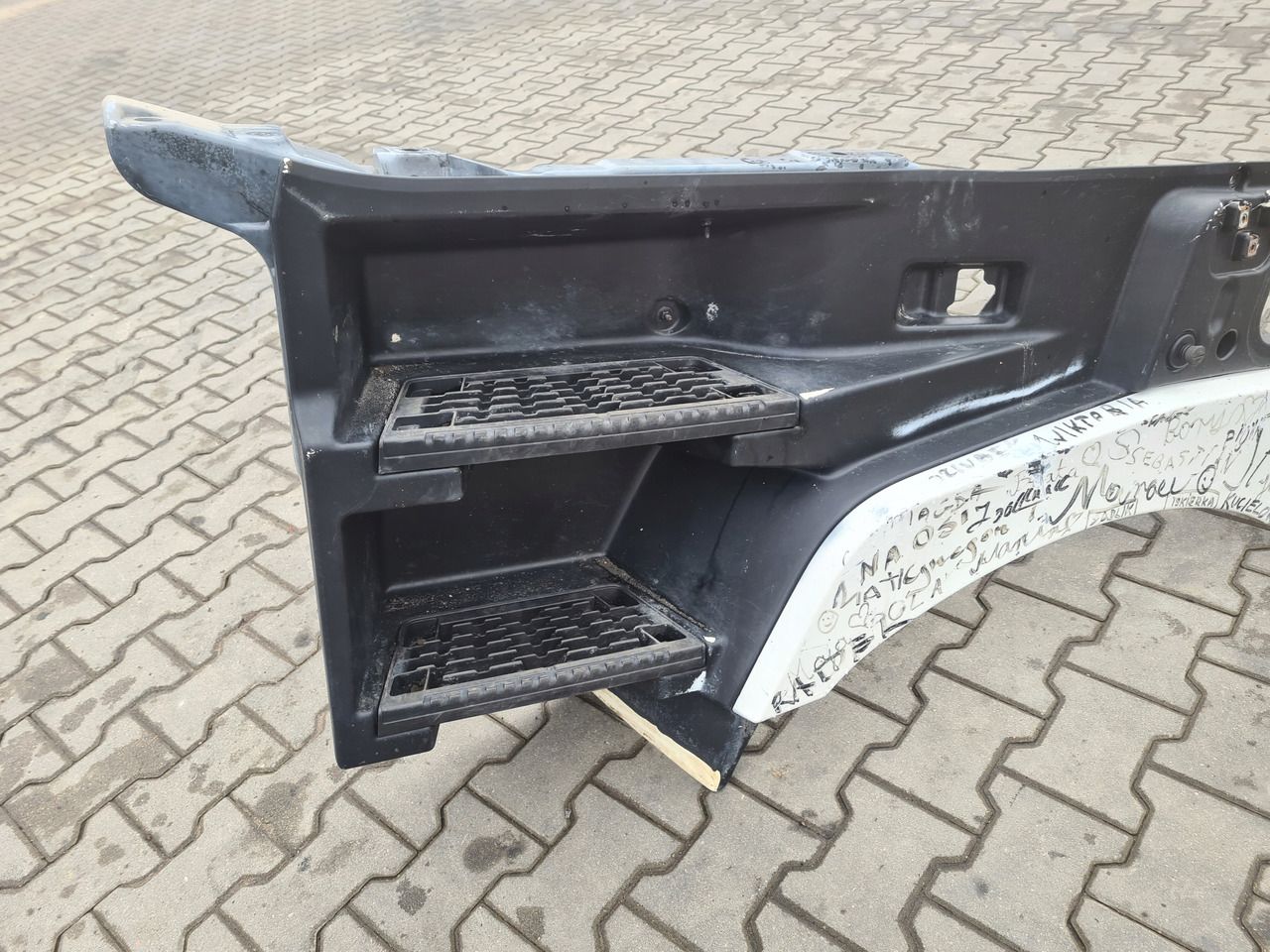 RENAULT STOPNICA GÓRNA STOPIEŃ LEWY RENAULT GAMA T RANGE HIGH - Боковая подножка для Грузовиков: фото 2 RENAULT STOPNICA GÓRNA STOPIEŃ LEWY RENAULT GAMA T RANGE HIGH - Боковая подножка для Грузовиков: фото 2